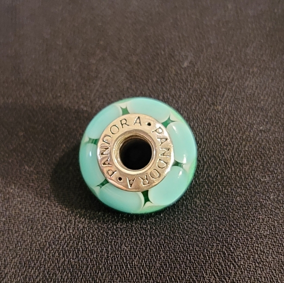 Authentic PANDORA discontinued green triangle glass bead charm - Picture 3 of 5